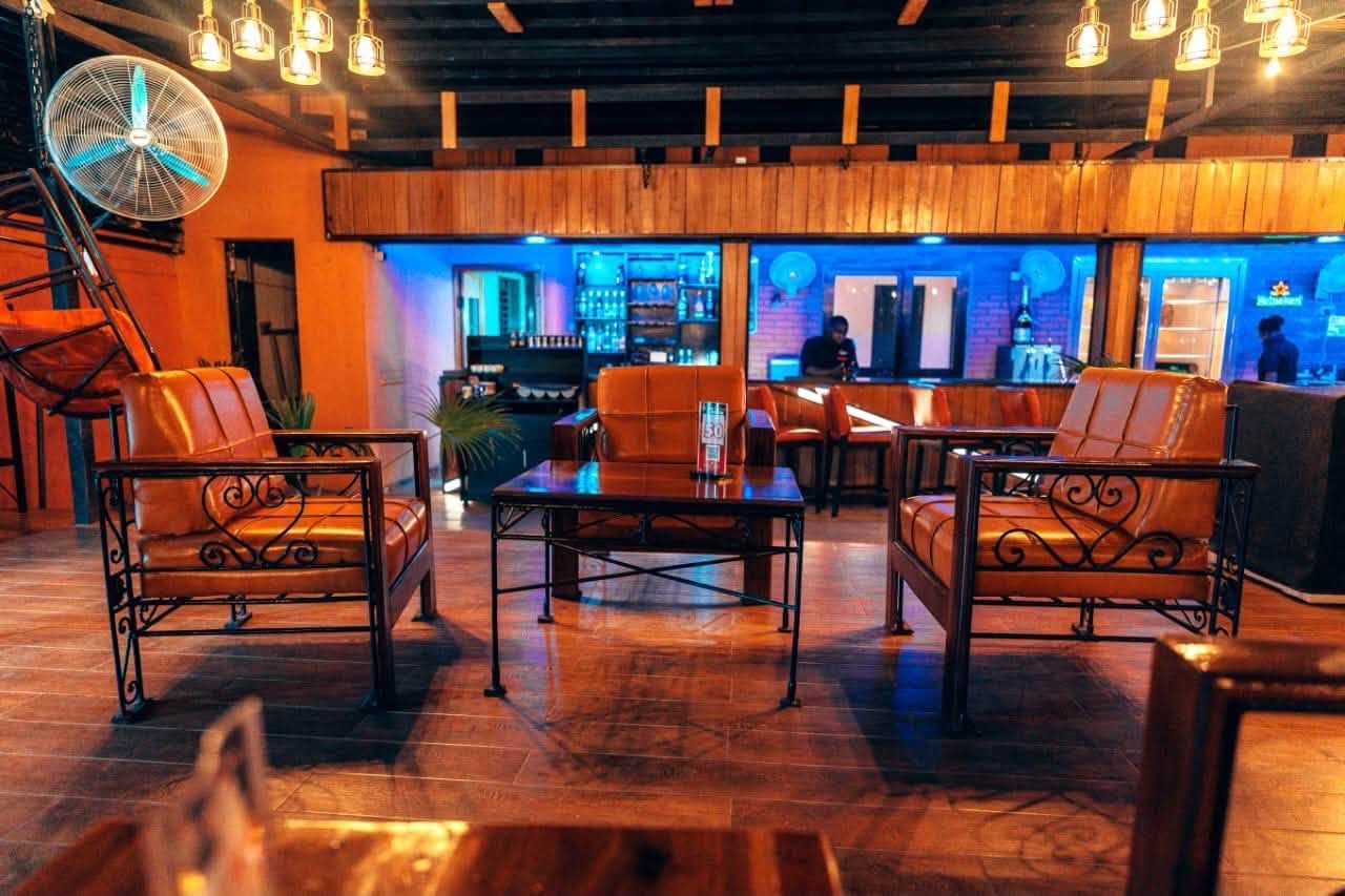 Bar & lounge