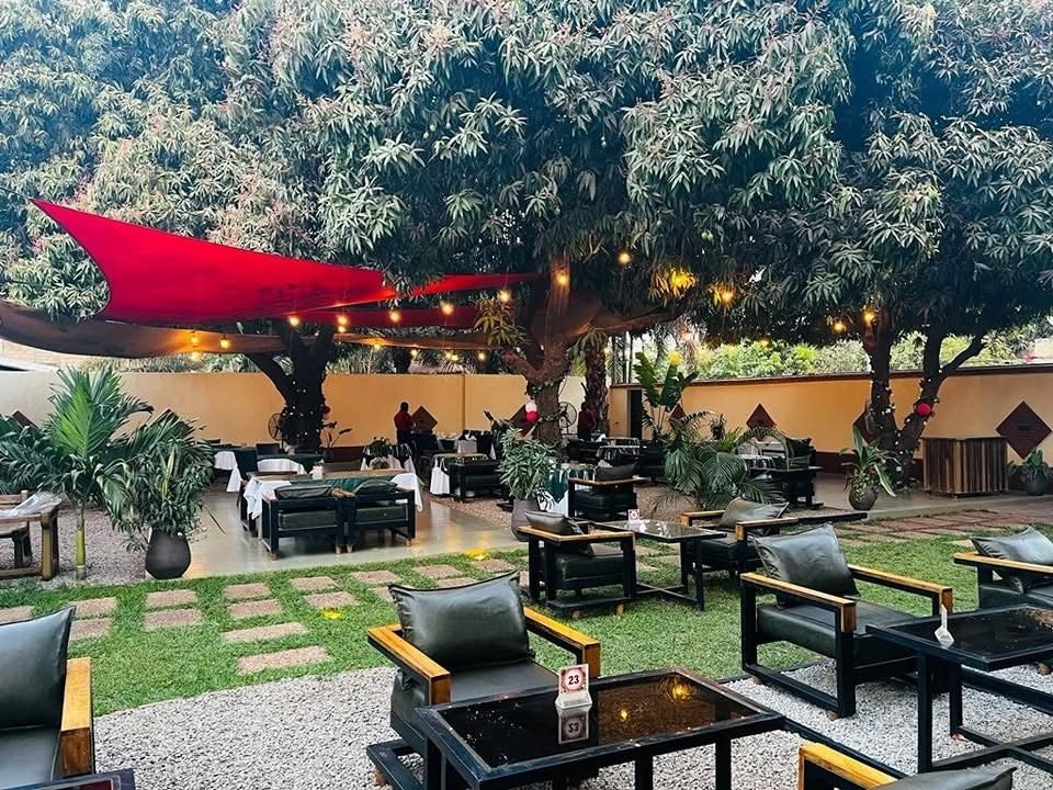 Jardin sous voile rouge